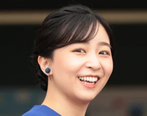 《コナンとリンクコーデしてる！》佳子さま　鳥取ご訪問で魅せた“グラデーション”ワンピースにSNS絶賛…明かされた「青」への“深いお心遣い”