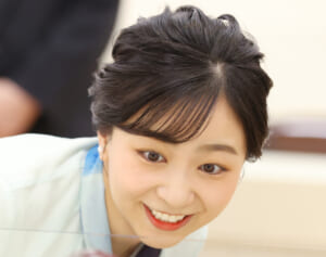 《晩夏に映えてて素敵》佳子さま　“大胆ブルーグラデーション”セットアップに絶賛の声…“ブランド選び”に込められた「伝統工芸への思い」