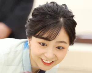 《晩夏に映えてて素敵》佳子さま　“大胆ブルーグラデーション”セットアップに絶賛の声…“ブランド選び”に込められた「伝統工芸への思い」