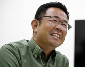 沖縄知事選「復帰後世代」古謝玄太氏を初当選させた「面倒な先輩」の存在と薄れる基地問題への関心