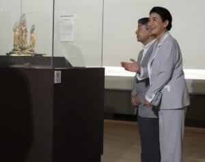 《膝を曲げご鑑賞》雅子さまも「美しいですね」と…感嘆の声を上げられた「仏像」とは