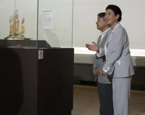 《膝を曲げご鑑賞》雅子さまも「美しいですね」と…感嘆の声を上げられた「仏像」とは