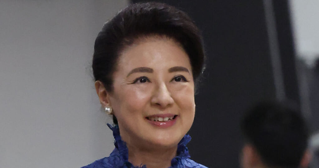 《ブルーインパルスともリンクコーデ》雅子さま アジア競技大会の「総レース×シースルーの青ジャケット」姿に絶賛集まる