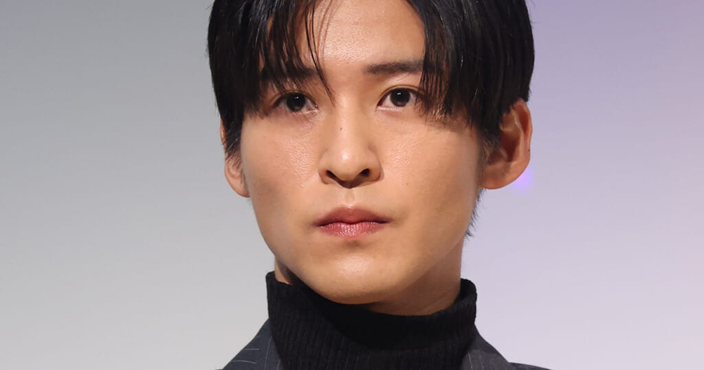 「目のやり場に困ってそう」目黒蓮 超人気女性アイドル(29)の“胸元ぱっくりドレス“が物議…思わず“チラ見“する場面も