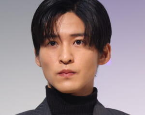 「目のやり場に困ってそう」目黒蓮　超人気女性アイドル（29）の“胸元ぱっくりドレス“が物議…思わず“チラ見“する場面も