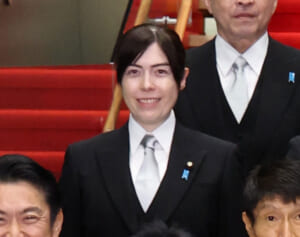 《服も銀ドレスからモーニングに》小野田紀美　大臣留任も記念撮影では位置後退…公選法違反報道も浮上、就任2年目で“薄れる存在感”