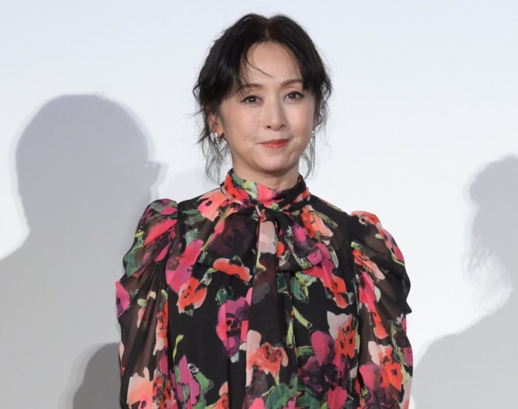 《左手薬指にはリング》斉藤由貴　不倫疑惑→離婚から2年…目撃した恋人医師との「ラブラブ還暦デート」