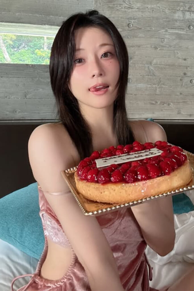 「確かに可愛いんだけど…」元人気バラエティタレント　“奇跡の38歳”と絶賛殺到も…“ほぼ下着”ナイトウェア姿に一部で違和感もブレない“セクシー路線”