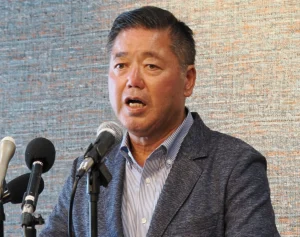 「怖いよ…」沖縄県知事選　出馬取りやめの下地氏が古謝氏への支援呼びかけ「土下座」でSNS衝撃…1カ月前は「古謝氏の立候補は沖縄にとって不幸」と猛批判からの“豹変”