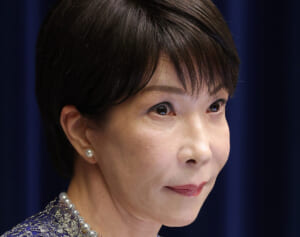 「見つめすぎ」高市首相　改造内閣発足の写真撮影直線に細野復興大臣を凝視…10秒以上も見つめる様子にSNSでは驚きの声