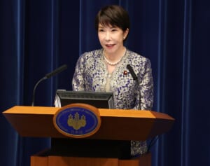 《イケメン好きの噂も》高市首相　ひな壇撮影で細野豪志氏を見つめ、デレデレ…実質 “ナンバー3” 厚遇の理由とは