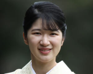 「なんて素敵なの」「上品だぁ」愛子さま　園遊会の「紅葉柄の振袖」姿に絶賛相次ぐ