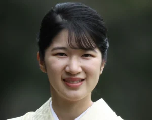 「なんて素敵なの」「上品だぁ」愛子さま　園遊会の「紅葉柄の振袖」姿に絶賛相次ぐ