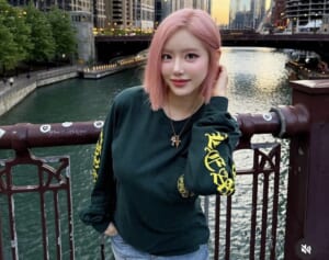 「見てる方が怖い」韓国の人気女性DJ　渋谷での“丸見えショット”公開も…転落ギリギリの屋上撮影にファン騒然