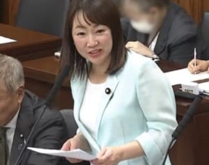 国会中の“爪いじり”物議の維新女性議員　地盤継いだ“暴走族リーダー”元国会議員父の「地元での悪い評判」