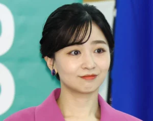 《着こなしてしまう佳子さまって凄い》佳子さま　“イロチ買い”するほどご愛用！「ピンク紫パンツスーツ」に広がる絶賛
