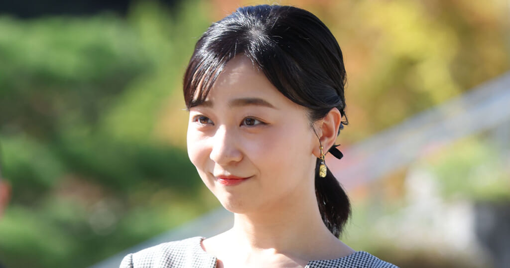 《めっちゃ可愛い》佳子さま “巧みなスカーフ&リボン”使いが光る!京都ご訪問で魅せられたファッションへの“こだわり”