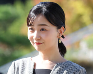 《めっちゃ可愛い》佳子さま　“巧みなスカーフ＆リボン”使いが光る！京都ご訪問で魅せられたファッションへの“こだわり”
