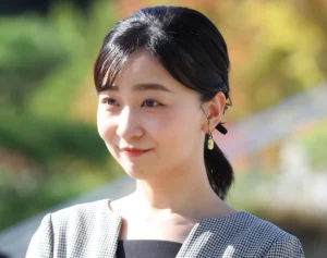 《めっちゃ可愛い》佳子さま　“巧みなスカーフ＆リボン”使いが光る！京都ご訪問で魅せられたファッションへの“こだわり”