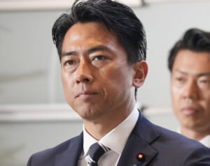 「怒りがおさまらない」父は超有名アーティストの二世ミュージシャン　小泉進次郎氏と軍用犬開発キーマンの“握手写真”に怒り投稿