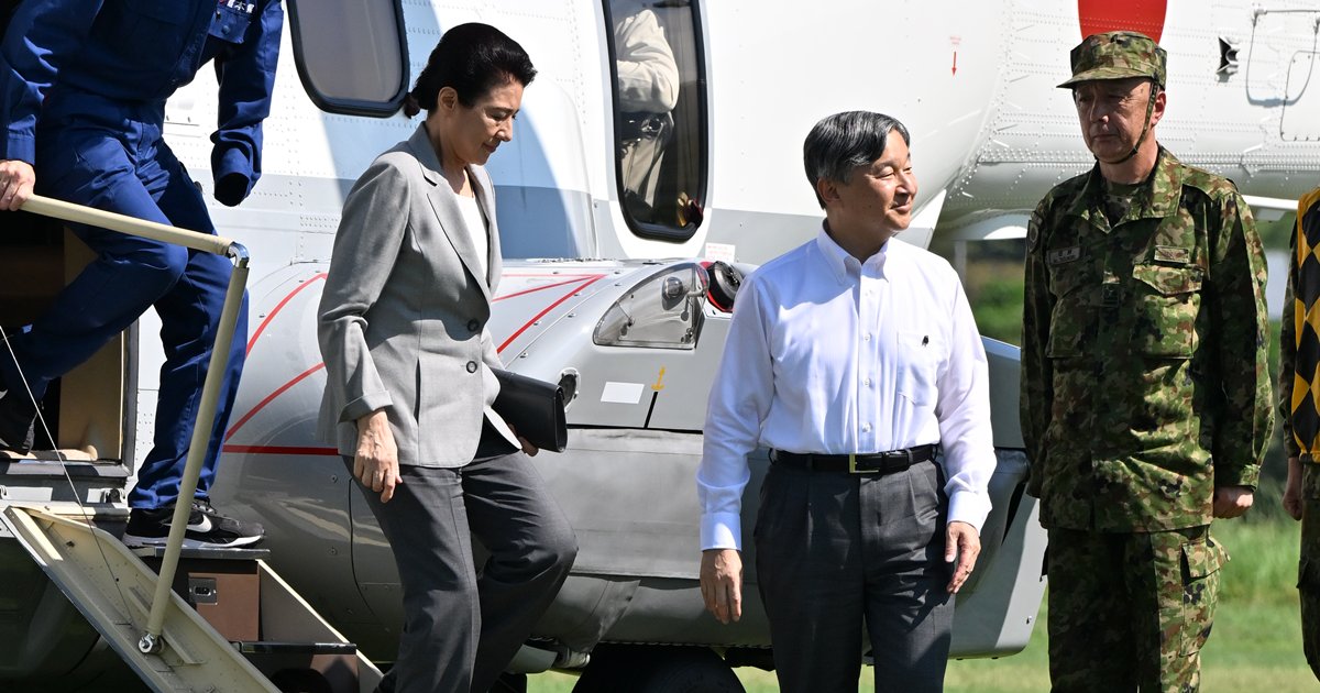 天皇皇后両陛下が熊本の被災地を訪問し、住民や児童を励まされる くまモンのピンバッジも着用