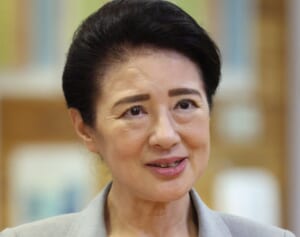 「なんか涙出てきた」雅子さま　熊本ご訪問で「超有名ご当地キャラグッズ」をとっさにご着用…グッズにちなむ「皇室二代」秘話