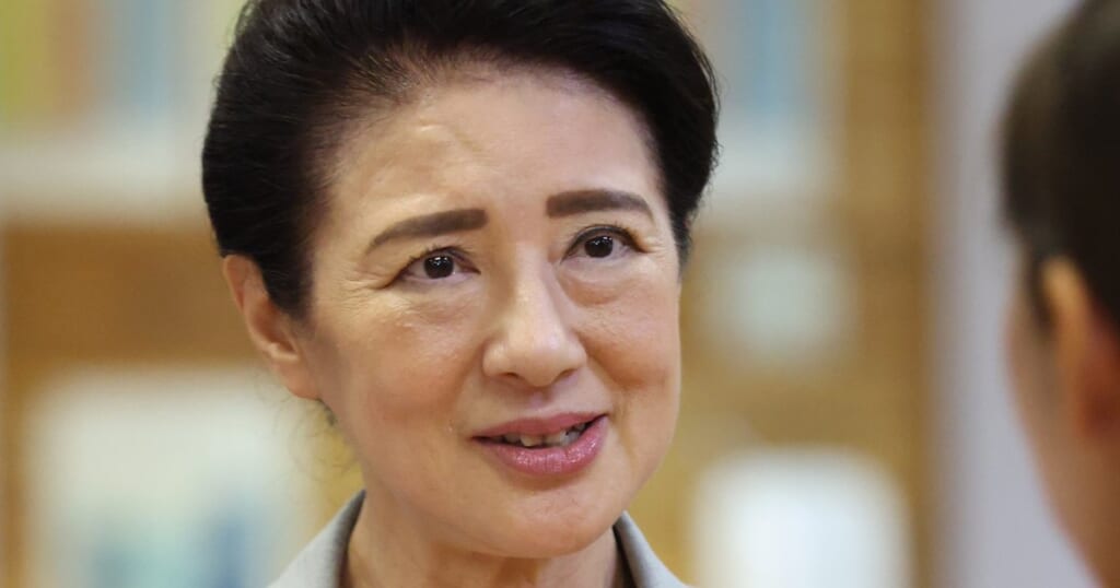 「なんか涙出てきた」雅子さま 熊本ご訪問で「超有名ご当地キャラグッズ」をとっさにご着用…グッズにちなむ「皇室二代」秘話