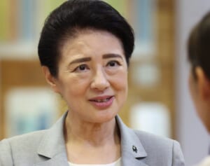 「なんか涙出てきた」雅子さま　熊本ご訪問で「超有名ご当地キャラグッズ」をとっさにご着用…グッズにちなむ「皇室二代」秘話