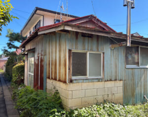 《さいたま市・実母遺体を衣装ケースに4年放置》逮捕された兄弟の異様な生活「夜に窓を開け放して、大音量で…」