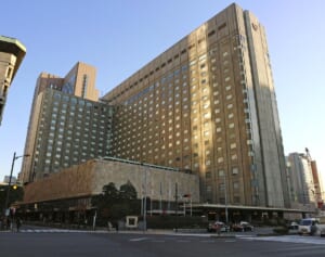 「品位下がる」帝国ホテル内ギャラリーで女児の裸体作品など展示で物議→一部撤去もホテル側にも批判の声…担当者は「二度とないように」と謝罪