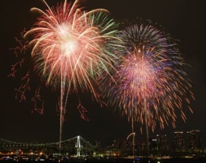 「5000円払ったのに雲で何も見えない」11年ぶり開催の東京湾大華火祭　雨天での開催に観覧客から不満噴出…運営が語った「反論」と「今後の課題」
