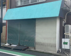 《店内にはSEX!と書かれたポスターが…》少女誘拐＆性的暴行容疑の下北・人気カレー店主（42） 全身タトゥーも近隣で囁かれていた「意外な評判」