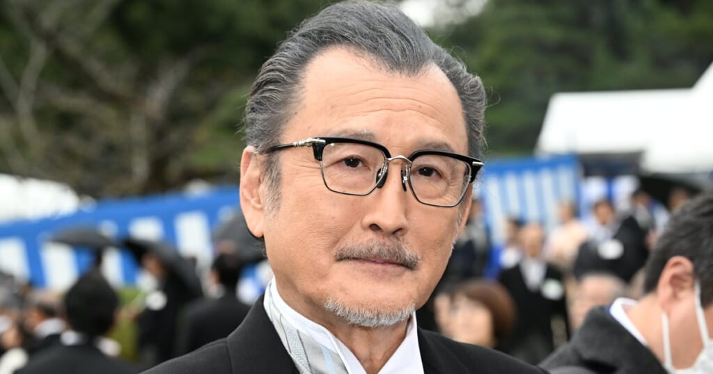 「絶対美人」吉田鋼太郎　結婚10年で初解禁…秋の園遊会で注目集めた“22歳年下妻の美貌”