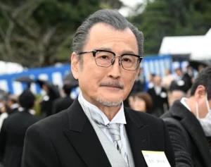 「絶対美人」吉田鋼太郎　結婚10年で初解禁…秋の園遊会で注目集めた“22歳年下妻の美貌”