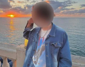 「やっと捕まったか」野球選手につきまとい＆脅迫で逮捕の男（26）インスタに本田圭祐、ジョニー・デップ、さんまとの写真が…関係者が語る“サインおねだり男”の正体