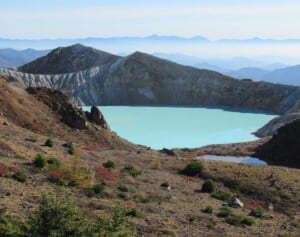 草津白根山「湯釜」8年ぶり解禁も観光客殺到ですぐ再閉鎖…記者が目撃した現地の大混雑「朝7時から渋滞」「開門が2時間前倒し」