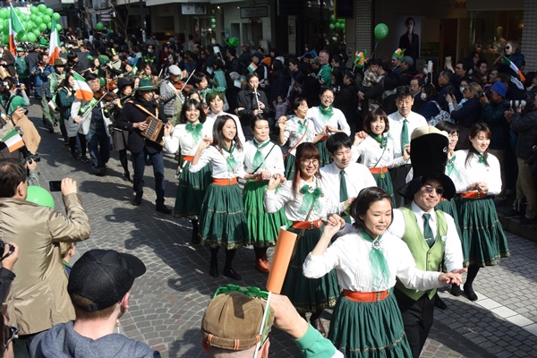 元町で緑のパレード 横浜 | 女性自身