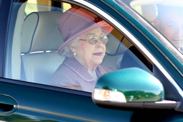 91歳でジャガーを運転するエリザベス女王が免許を持っていない理由 女性自身