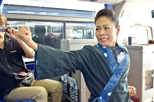 カリスマガイド の会社が始動 観光バスで三線や舞踊 空手 沖縄の心 語る 女性自身