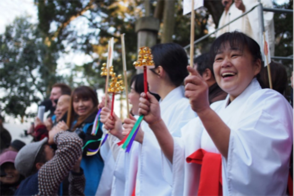 日本一陽気なお祭り お笑い神事 でハッピー年納め 女性自身