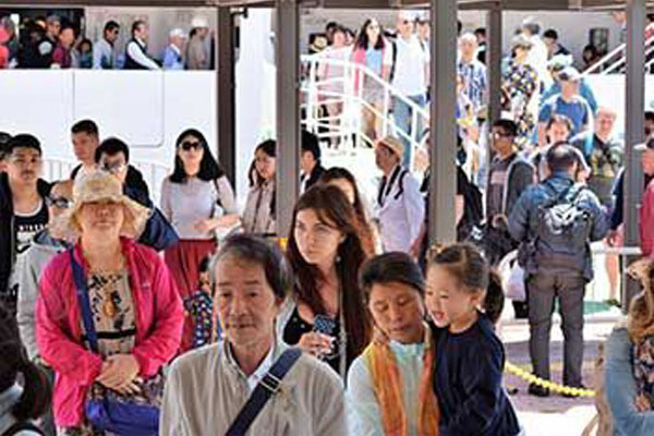 沖縄観光客ハワイ超え 昨年939万人 外国人が大幅増 女性自身